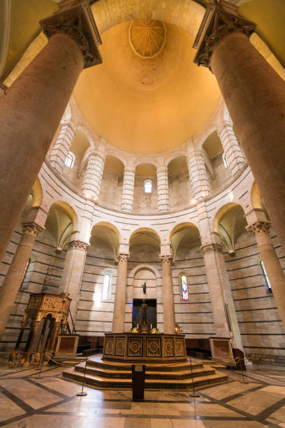 wnętrze największego we włoszech baptysterium zbudowanego w charakterystycznym pisańskim stylu architektury romańskiej, pole cudów, piza, włochy, europa - pisa tuscany italy baptistery zdjęcia i obrazy z banku zdjęć