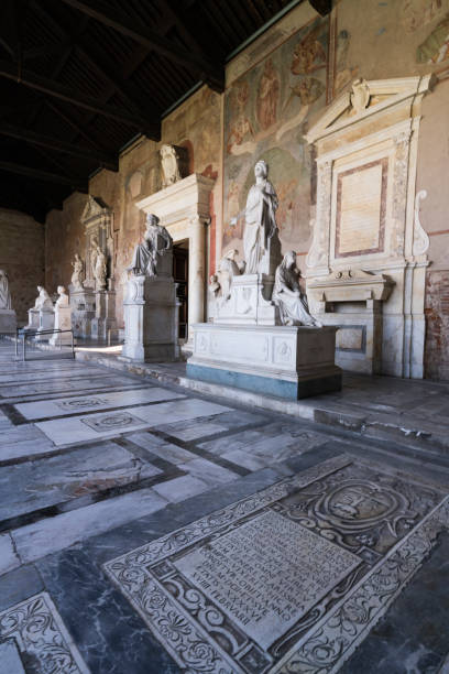 cimetière monumental de camposanto, créé au xiie siècle pour être une sépulture pour la bourgeoisie de pise, met en vedette magnifique art dans son cloître y compris plancher des tombes, des sarcophages romains antiques et des sculptures datant du iiie siècle et fresque da peintures - camposanto monumentale photos et images de collection