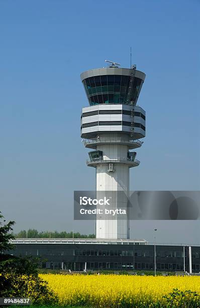 Torre De Control De Tráfico Aéreo Foto de stock y más banco de imágenes de Aeropuerto - Aeropuerto, Región de Bruselas-Capital, Aeropuerto de Zaventem