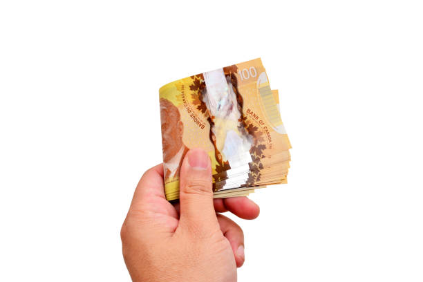 hand halten kanadische banknoten - canadian dollars canada bill one hundred dollar bill stock-fotos und bilder