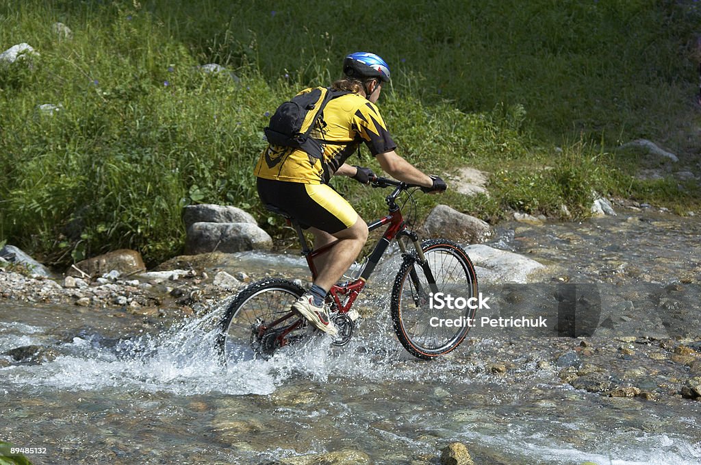 VTT et creek - Photo de VTT libre de droits