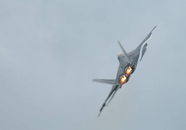 fighter f-22 raptor na pokazy lotnicze - airshow airplane weather military zdjęcia i obrazy z banku zdjęć