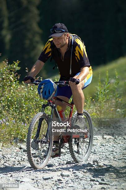 Motociclista Su Strada Di Montagna - Fotografie stock e altre immagini di Ambientazione esterna - Ambientazione esterna, Attività ricreativa, Autunno