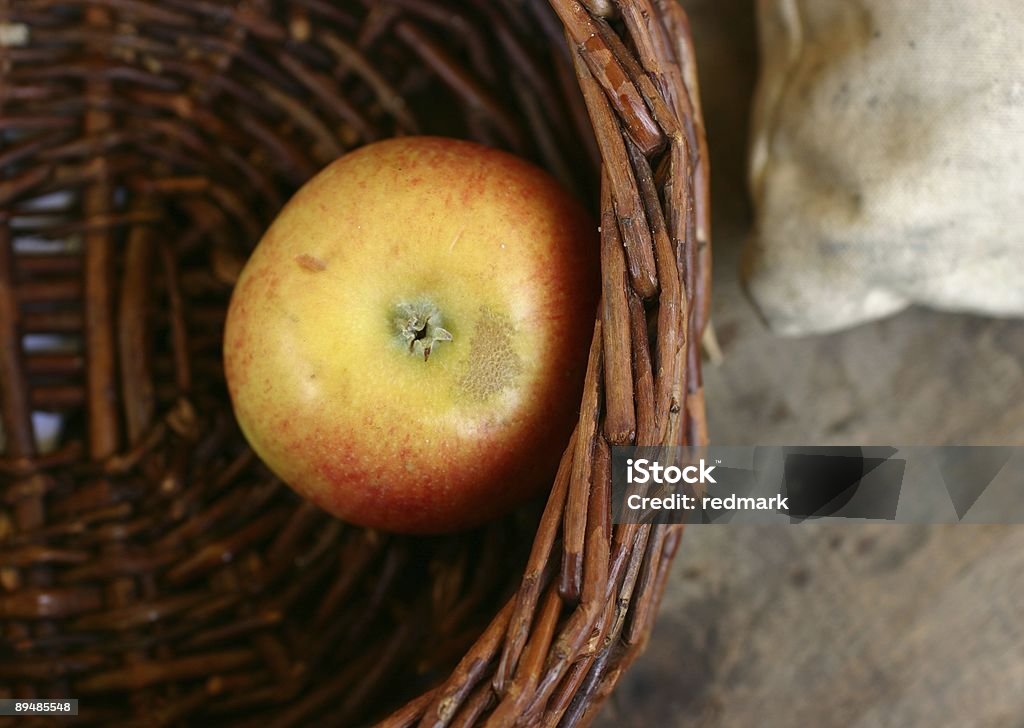 Последний apple налево - Стоковые фото Бедность роялти-фри