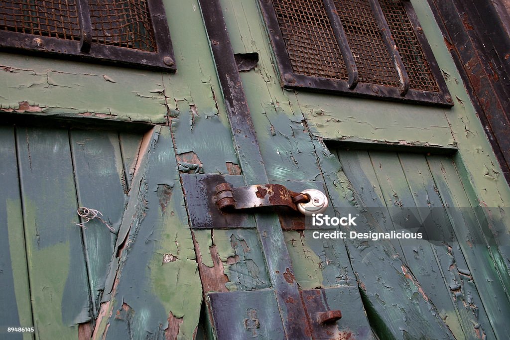 Old rusty verrou sur la porte de l'entrée du warehouse - Photo de Entrepôt libre de droits