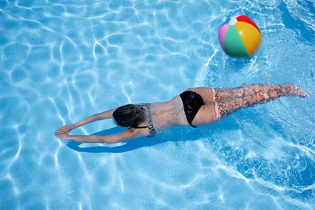 fille sous l'eau - beach ball swimming pool ball child photos et images de collection
