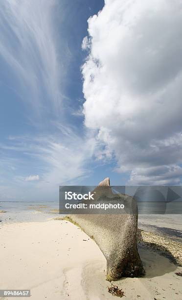 Spiaggia Con Panorama Di Nuvole - Fotografie stock e altre immagini di Acqua - Acqua, Ambientazione esterna, Blu