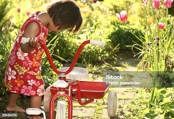 Criança Jogar - Fotografias de stock e mais imagens de Alegria - Alegria, Ao Ar Livre, Bicicleta