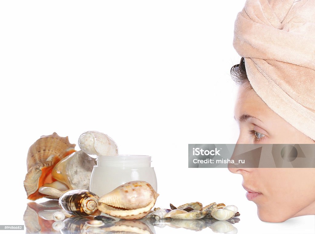 化粧品クリーム色の海と女性の顔 - アンチエイジングのロイヤリティフリーストックフォト