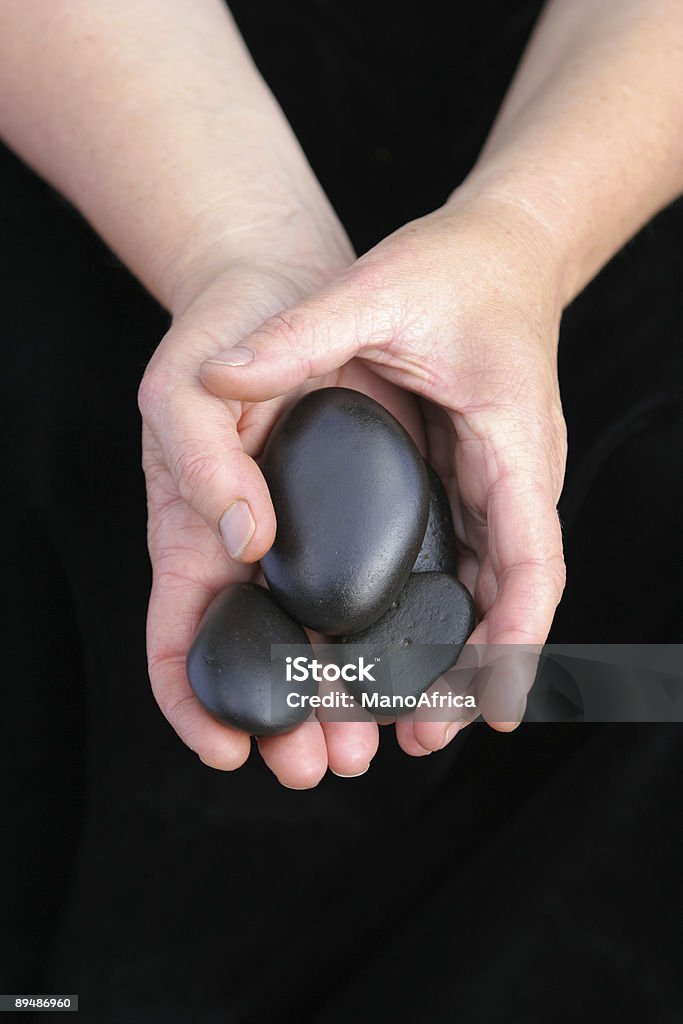 Piedras calientes en manos de ocho - Foto de stock de Agarrar libre de derechos