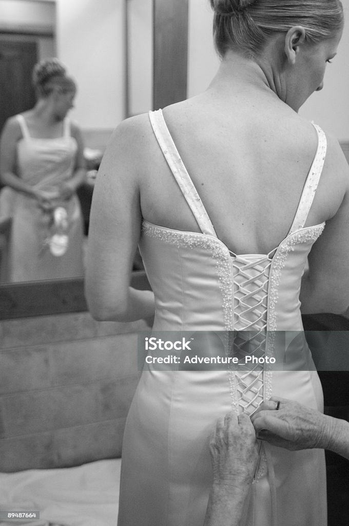 Noiva se preparando para o casamento - Foto de stock de Amarrar royalty-free