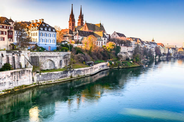 basel, suisse - cathédrale de munster - local landmark old town skyline cathedral photos et images de collection