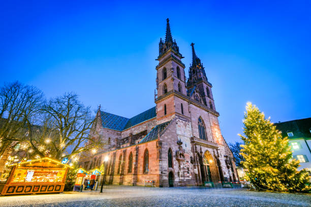 basel, schweiz - münster kathedrale und weihnachtsmarkt - weihnachtsmarkt basel stock-fotos und bilder