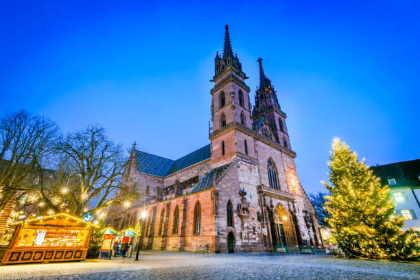 bazylea, swizterland - katedra w munster i jarmark bożonarodzeniowy - local landmark old town skyline cathedral zdjęcia i obrazy z banku zdjęć