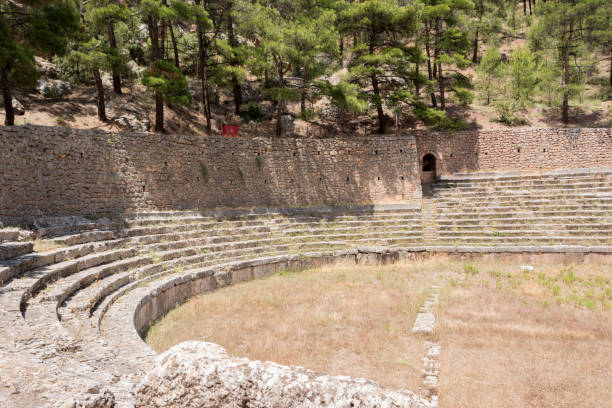 ancien stade à delphes, grèce - marathon ancient greece greek culture photos et images de collection