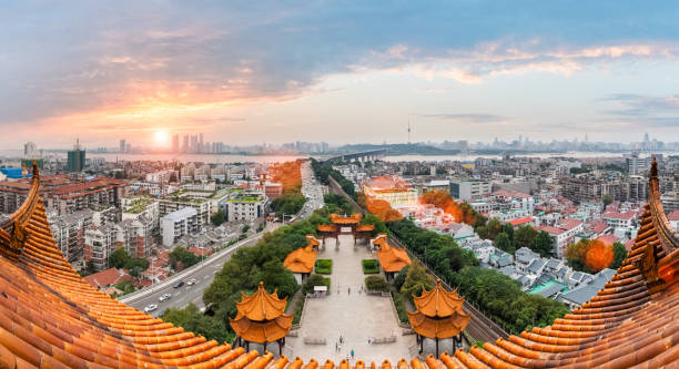 paysage urbain de wuhan au coucher du soleil - hubei province photos et images de collection