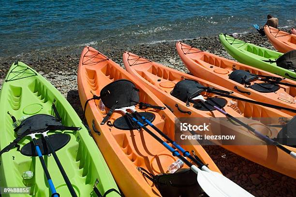 Vacío Kayaks 2 Foto de stock y más banco de imágenes de Actividad - Actividad, Agua, Aire libre