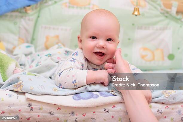 Photo libre de droit de Bébé De Sommeil Sur Le Lit Et Regarder La Caméra3 banque d'images et plus d'images libres de droit de Affectueux - Affectueux, Amour, Beauté