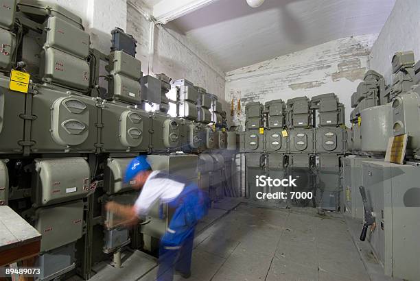 No Trabalho - Fotografias de stock e mais imagens de Arame - Arame, Bloco de Ligação, Cabo