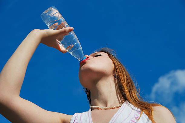 mädchen trinken - exercising sensuality water bottle relaxation exercise stock-fotos und bilder