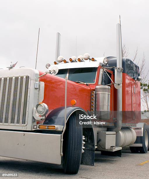 Grande Camion Rosso - Fotografie stock e altre immagini di Autostrada - Autostrada, Cerimonia tradizionale, Composizione verticale