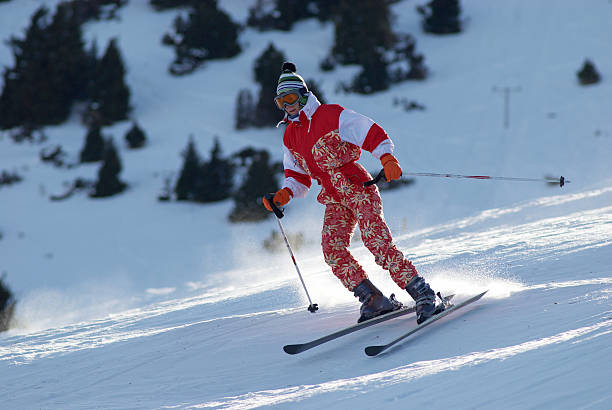 menina de esqui ligar declive - slalom skiing imagens e fotografias de stock