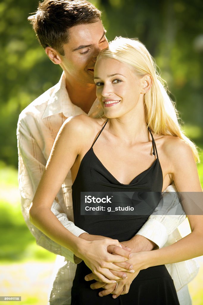 Retrato de joven atractiva pareja feliz semejantes, al aire libre - Foto de stock de Abrazar libre de derechos