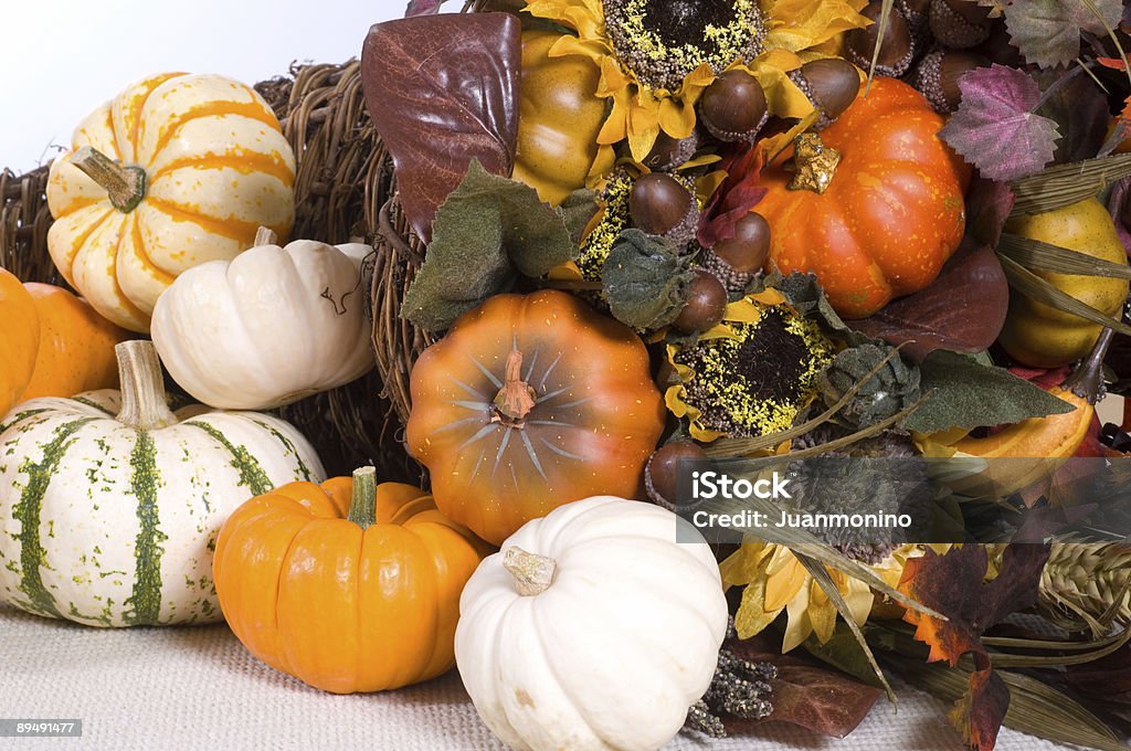 Una pila de otoño con hojas y ornamentos pumpkins. - Foto de stock de Abundancia libre de derechos