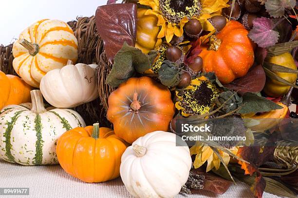 Una Pila De Otoño Con Hojas Y Ornamentos Pumpkins Foto de stock y más banco de imágenes de Abundancia - Abundancia, Alimento, Amarillo - Color