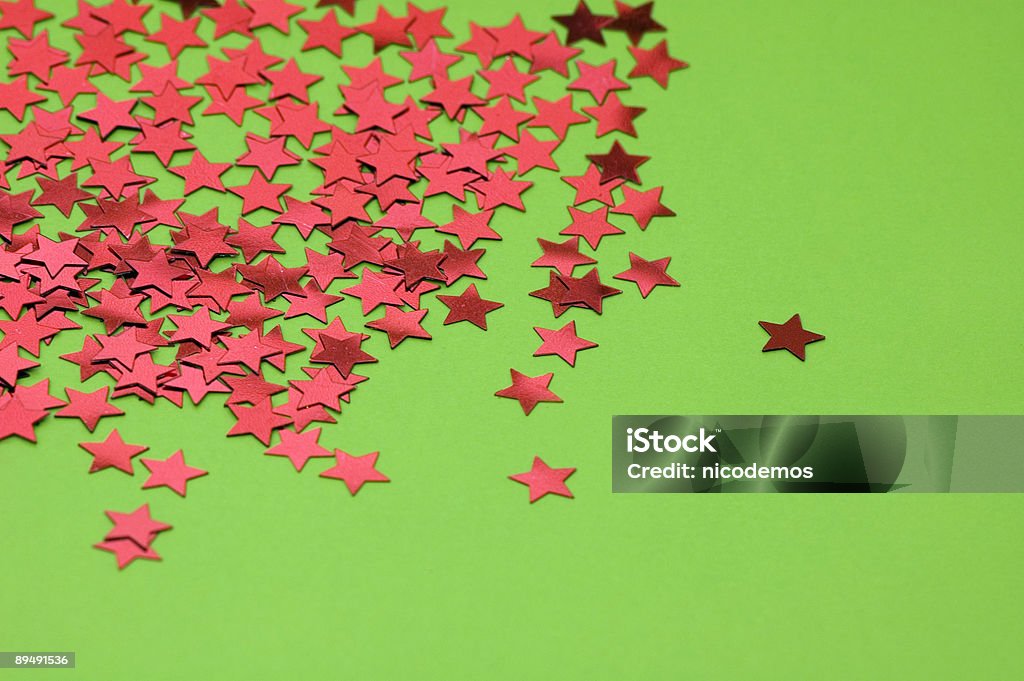 Red Stars sur le Green - Photo de Confetti libre de droits