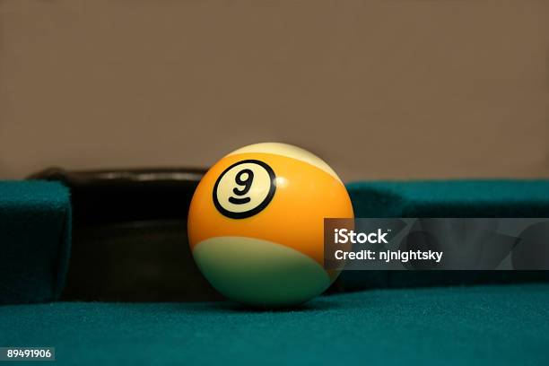 Neun Ball Mit Der Seite Stockfoto und mehr Bilder von Poolkugel - Poolkugel, Zahl 9, Anstoß - Billard