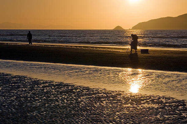 Pescadores no crepúsculo - fotografia de stock