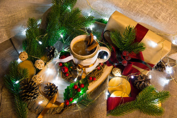 bodegón año nuevo con taza de café y garland - coffee bean coffee flower ribbon fotografías e imágenes de stock