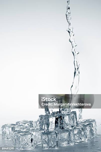 Transparente Fresca Verter Agua Mineral En Crystal Cubos De Hielo Congelado Foto de stock y más banco de imágenes de Agua potable