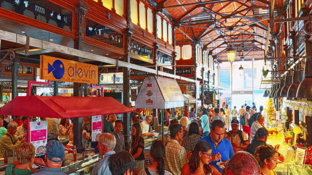 サン ・ ミゲル市場の屋内は、マドリード、スペインにある屋根付き市場です。 - market stall spain fruit trading ストックフォトと画像