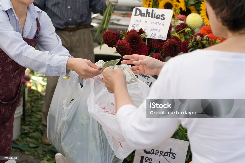 Pagamenti in contanti per prodotti freschi presso il Farmer's market - Foto stock royalty-free di Adulto