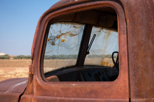 porta e finestre del camion arrugginito nell'outback del queensland - vehicle door rusty old fashioned old foto e immagini stock
