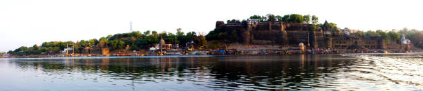 ghats de narmada, na cidade de maheshwar em madhya pradesh, índia - bhopal - fotografias e filmes do acervo