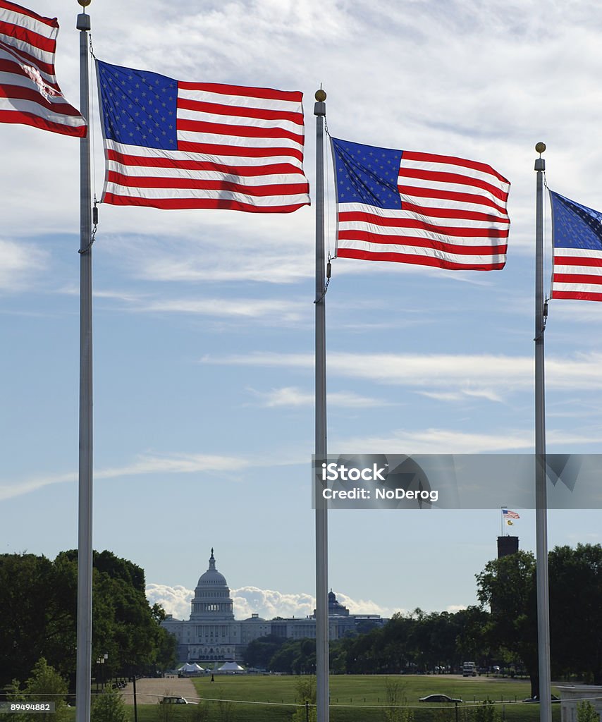 American flags encuadre el Capitolio de los Estados Unidos - Foto de stock de Aire libre libre de derechos