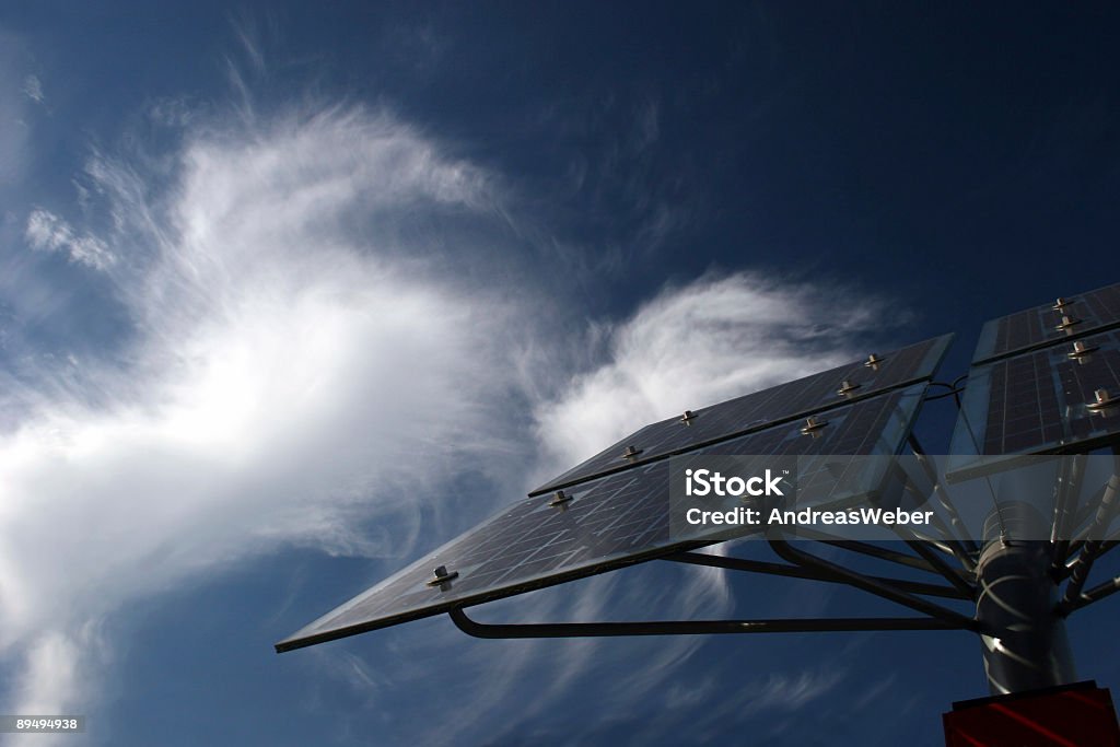 Panneaux solaires en face de bizarre nuages cirrus - Photo de Alimentation électrique libre de droits