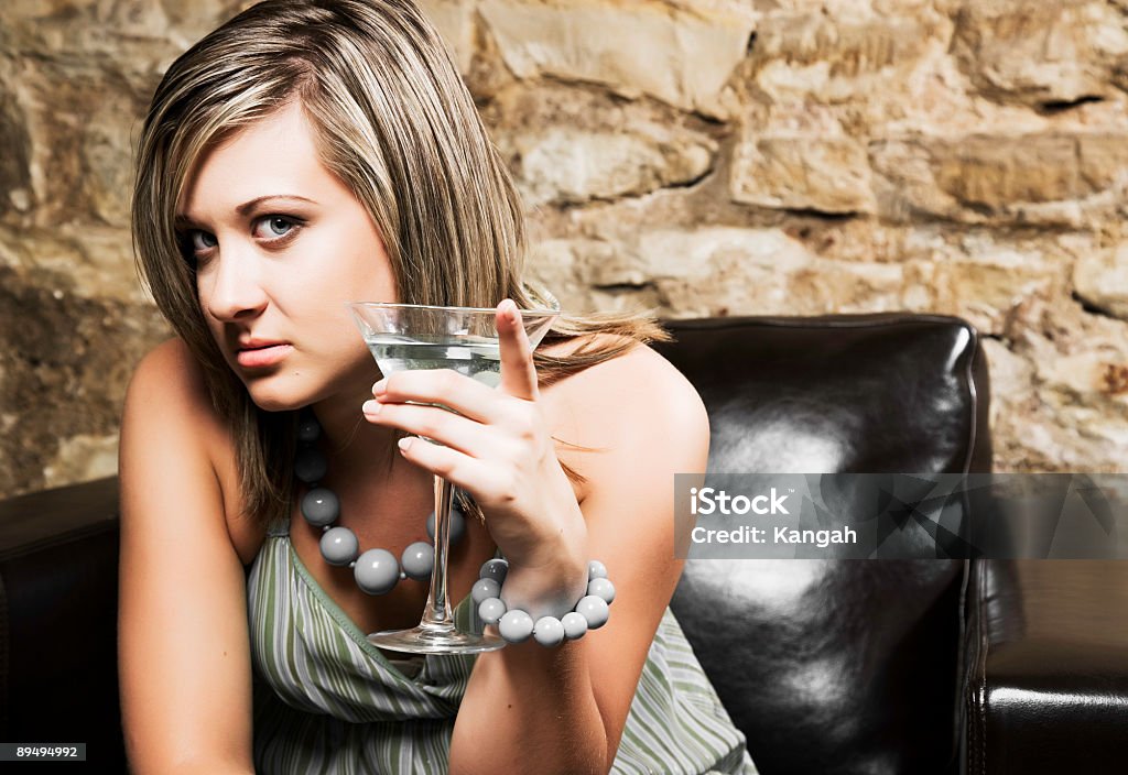 Femmina con Martini - Foto stock royalty-free di 20-24 anni