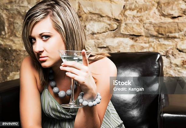 Femmina Con Martini - Fotografie stock e altre immagini di 20-24 anni - 20-24 anni, Adulto, Alchol