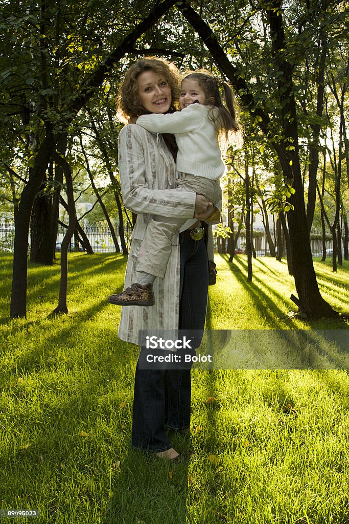 Madre e hija en el parque otoño - Foto de stock de 20 a 29 años libre de derechos