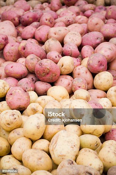 Zwei Arten Von Kartoffeln Stockfoto und mehr Bilder von Bauernmarkt - Bauernmarkt, Bildhintergrund, Farbbild
