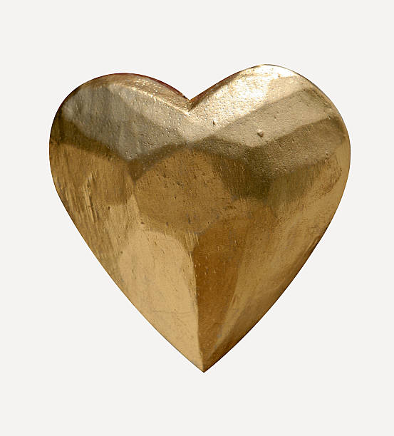 Ręcznie rzeźbione drewniane złote serce z Ścieżka odcinania – zdjęcie