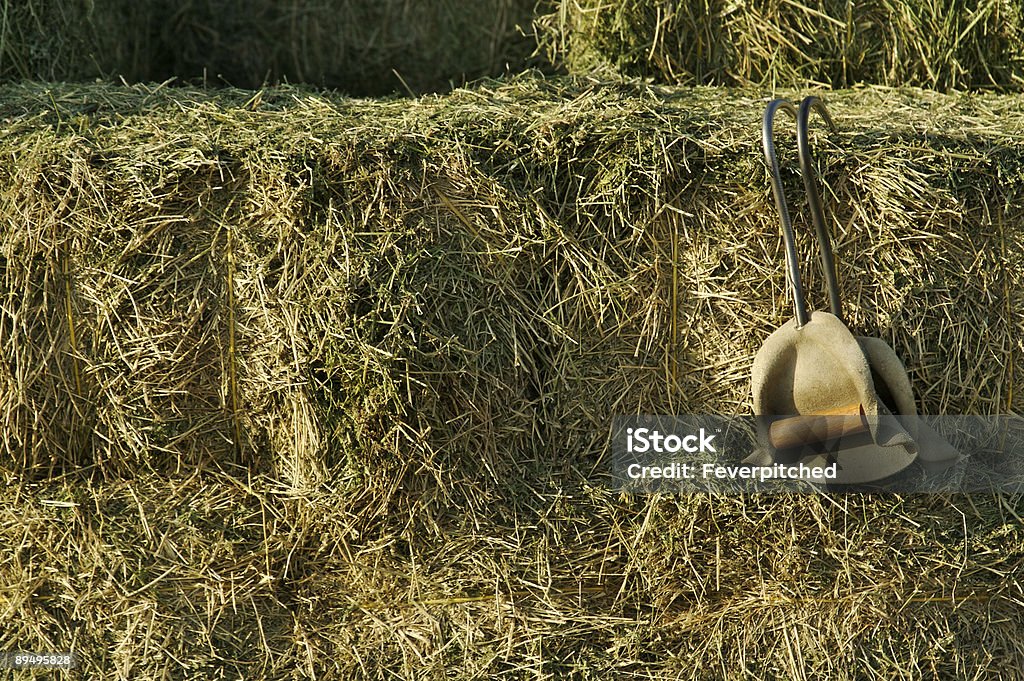 Apilar Straw heno Bails y ganchos de liberación - Foto de stock de Abstracto libre de derechos