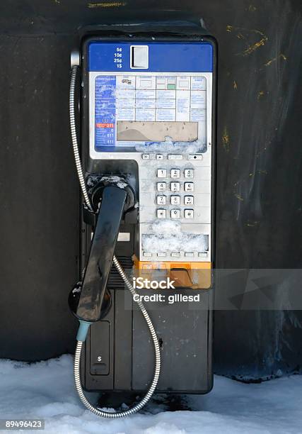 Automatów Telefonicznych W Zimie - zdjęcia stockowe i więcej obrazów Automat telefoniczny - Automat telefoniczny, Bez ludzi, Fotografika