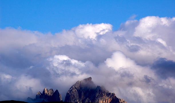 chmury i rock - clear sky contrasts cloud high contrast zdjęcia i obrazy z banku zdjęć