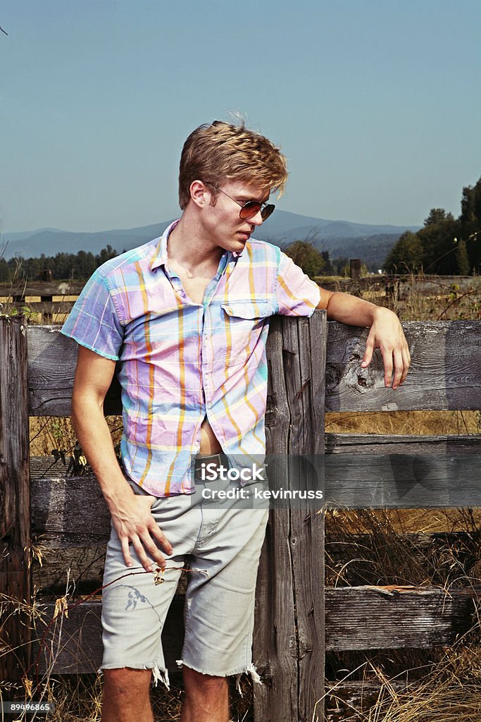 Hombre de pie al aire libre, use anteojos para sol - Foto de stock de A la moda libre de derechos