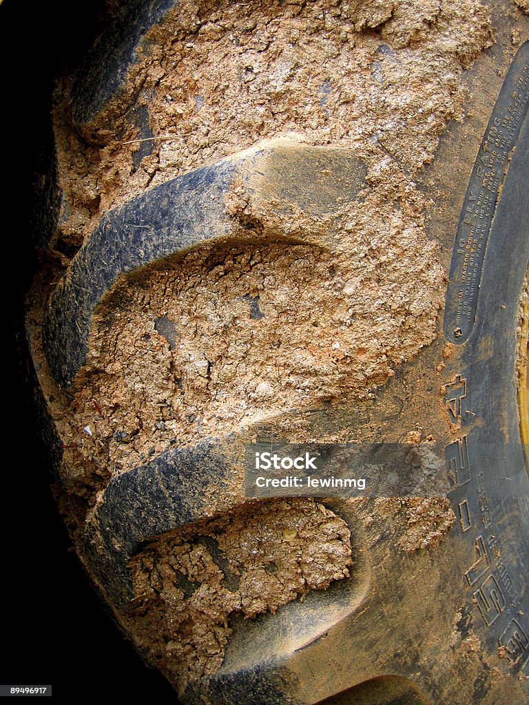 Muddy Tractor Tire - Royaltyfri Arbetarklass Bildbanksbilder